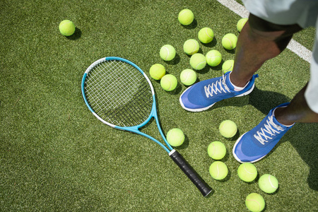 男子使用网球设备