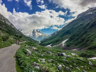 游客徒步游览美丽的阿尔卑斯山