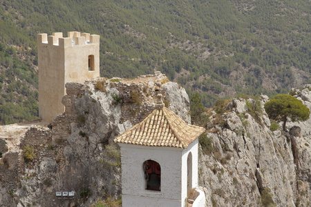 在 el 柏嘉 de guadalest 的城堡和钟塔的塔