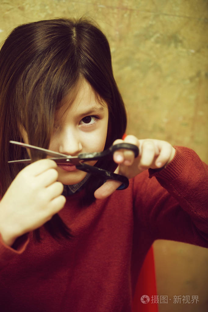 用剪刀剪的孩子或女孩剪头发