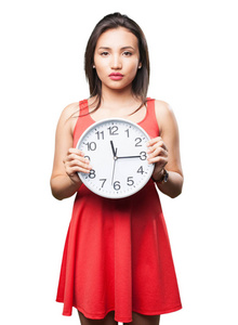 亚洲女人持有一个时钟