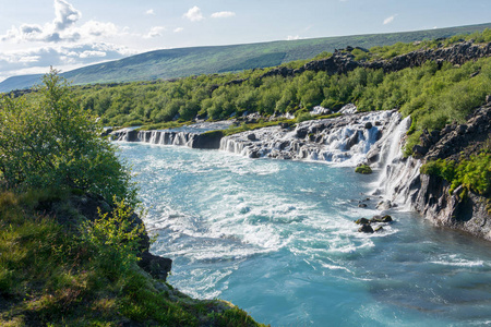 Hraunfossar 熔岩瀑布在冰岛, 那里的水来自多孔熔岩岩石作为 watterfalls