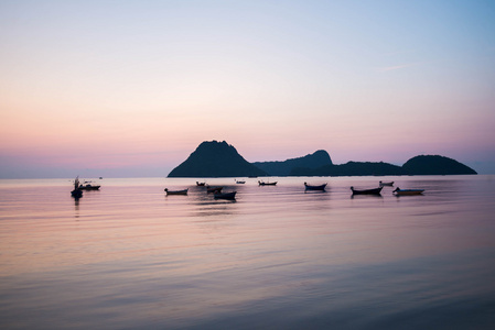 在泰国与大量的蟒蛇早上海面夕阳