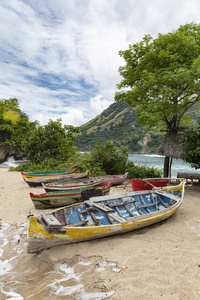 印度尼西亚东部东努沙登加拉省 Koka 海滩彩色小船肖像视图