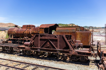 老和生锈蒸汽机车