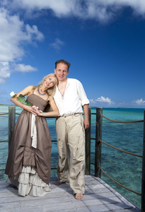 恩爱的夫妻，在海上热带岛屿上的木制平台上