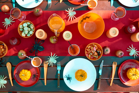 与传统的节日食品的万圣节餐桌