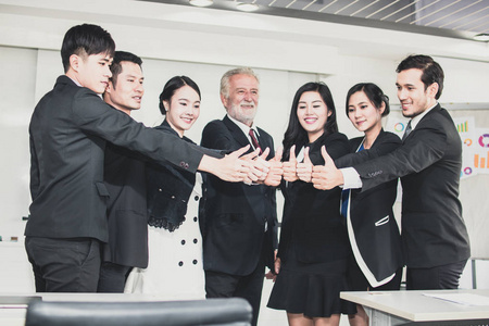 团队合作和成功的理念, 一群商界人士展示了庆祝的经验照片