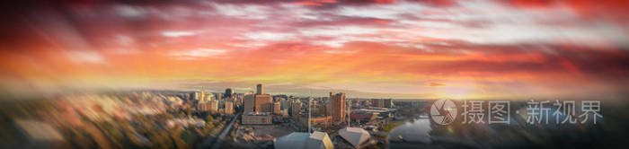 在南澳大利亚日落时分, 阿德莱德天际线的壮观的空中全景景色
