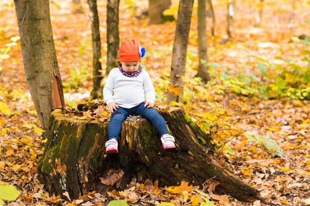 可爱的小宝贝女孩在秋天的树林
