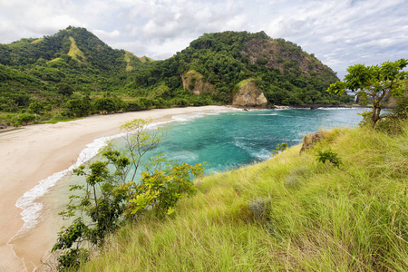 俯瞰 Koka 海滩及其清澈的水域在帕嘎, 东部东努沙登加拉省, 印度尼西亚