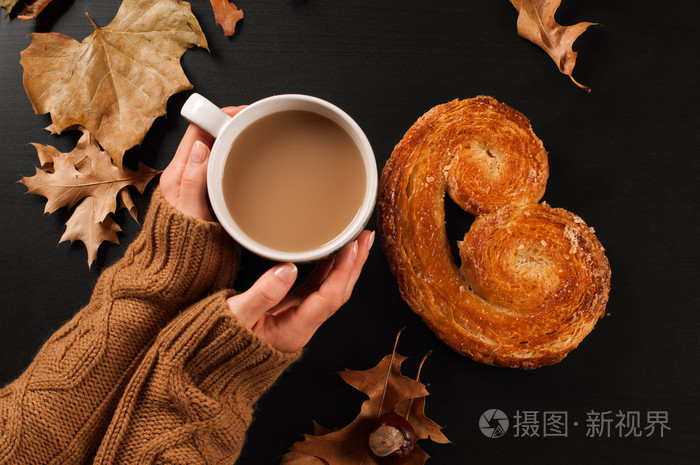 秋天的心情,对木制背景手里拿着咖啡的女人