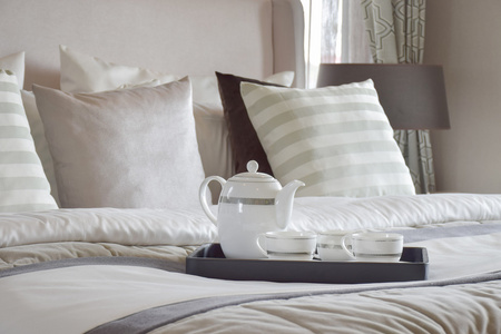装饰托盘的茶具在现代居室室内的床上