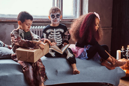 搬进新房子一群可爱的多种族儿童在万圣节派对在一个老房子的恐怖