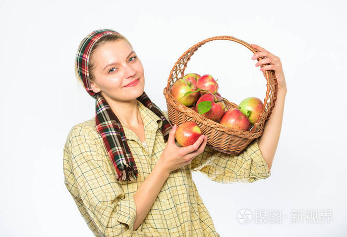女园丁质朴的风格抱着苹果白色的背景篮子.