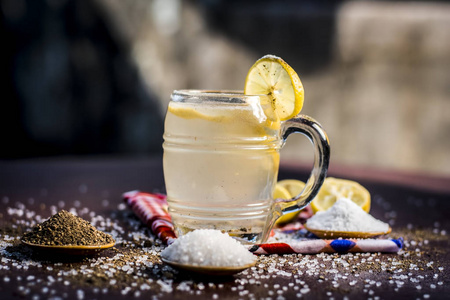 关闭视图印度最流行的夏季饮料 Nimbu 聚苯胺或 Nimbo sarbat, 柠檬水在透明玻璃与盐和黑胡椒