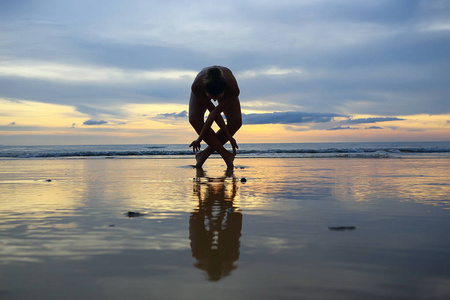 在海滩上冥想和瑜伽。 年轻女子正在做瑜伽