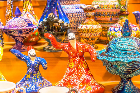 土耳其伊斯坦布尔大市集出售传统土耳其陶瓷纪念品。多彩陶瓷纪念品