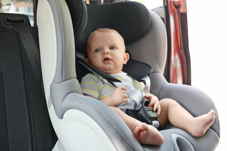 小宝宝在儿童安全座椅车厢内图片