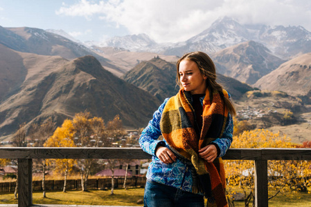 一个安静的年轻女孩在温暖的夹克旅行, 享受山风景和干净的空气