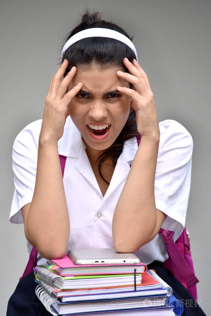 焦急的女孩穿着校服与书