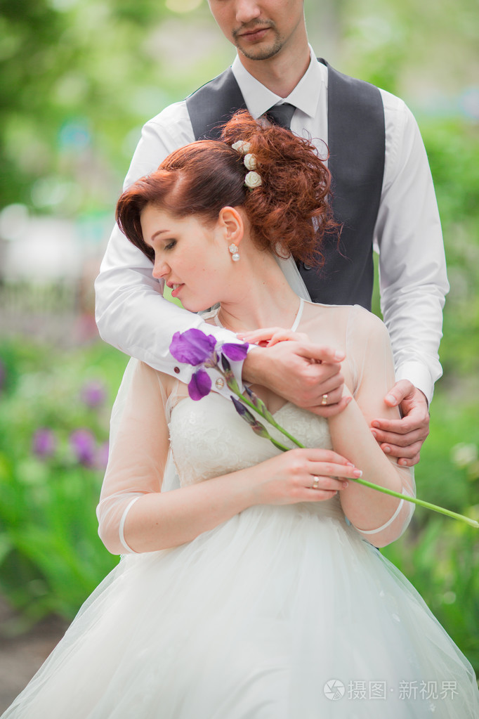 在自己的婚礼上新郎和新娘照片-正版商用图片0t19wl-摄图新视界