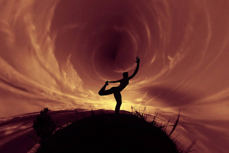 做瑜伽站在小小的星球,对丰富多彩的夕阳的天空,和谐理念的年轻女人的