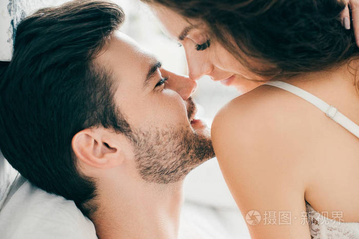 特写的看法诱人的快乐年轻夫妇能亲吻在前戏