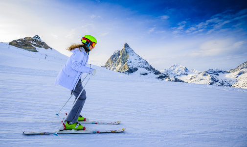 瑞士阿尔卑斯山的少女滑雪，阳光明媚，巴州的物质角