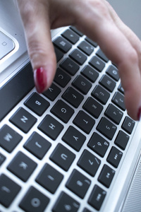 秘书打字员打字膝上型电脑键盘钥匙用手用红色指甲油