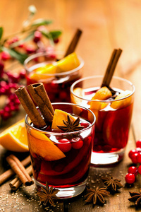 圣诞节在一张木制的餐桌上, 用香料和橘子来调味红酒。传统热饮料在圣诞节
