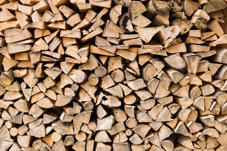 木材的堆积, 干切碎原木的背景