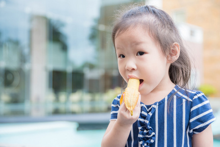 女孩吃香蕉吃早饭