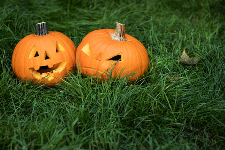 halloweeen 在草地上雕刻南瓜。南瓜灯