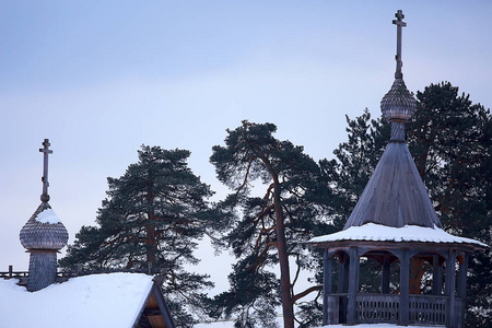 木教堂在雪地森林, 冬季景观