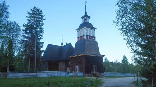 美丽的 Petaejaevesi 老教堂在夏天的晚上