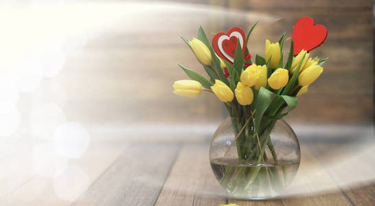 一束黄色郁金香在地板上的花瓶里