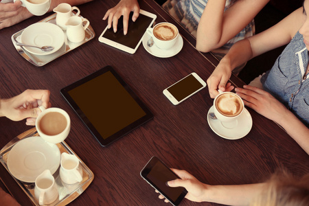 平板电脑在咖啡馆里喝咖啡的朋友