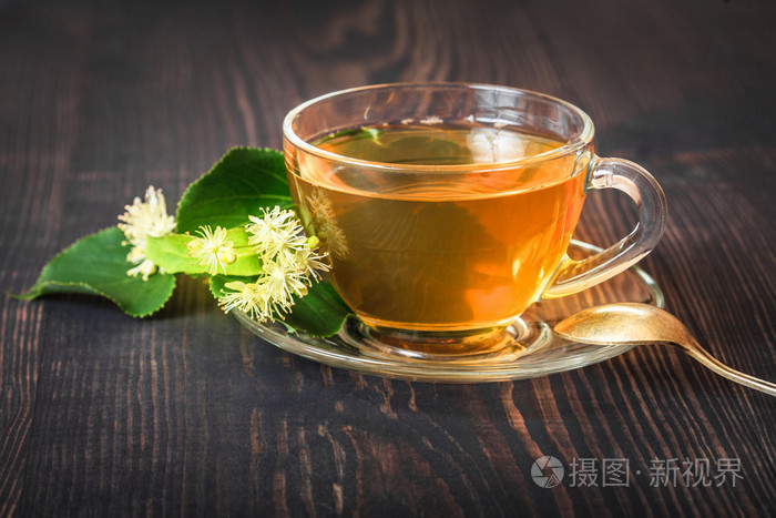 林登茶叶在杯中