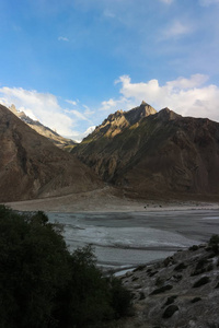 喀喇昆仑山山脉的 K2 徒步旅行小径, 位于巴基斯坦北部喀喇昆仑山山脉的 Braldu 河边徒步旅行