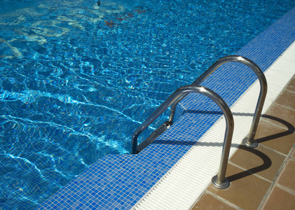 夏季户外游泳池在豪华度假酒店花园