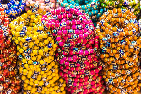 土耳其集市上展出的由玻璃制成的传统土耳其彩色珠手镯收藏