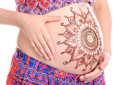 在孕妇的肚子上的指甲花纹身