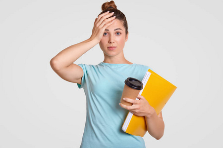 健忘的大学生不停地牵着头, 穿着便装, 记性不好, 长时间工作头疼, 有