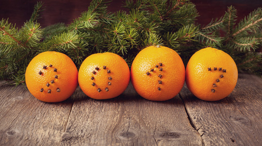 圣诞装饰品与橘子