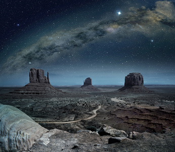 银河系在纪念碑谷的全景视图