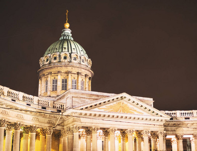 Kazanskiy Kafedralniy Sobor 在圣彼得堡夜间