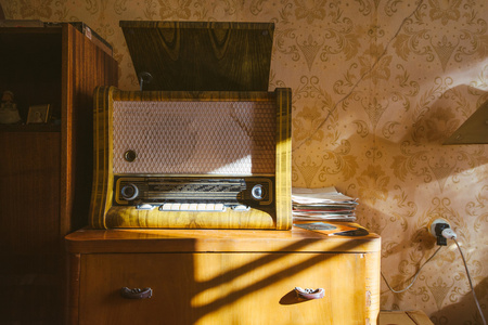 复古内政和房间里的收音机