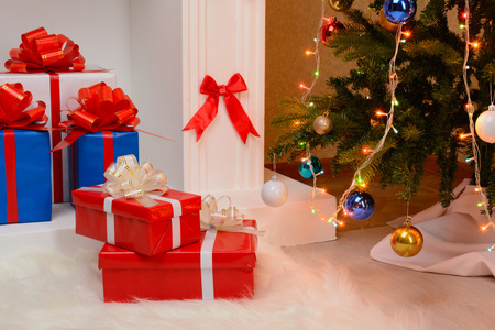 圣诞礼物的壁炉和枞树