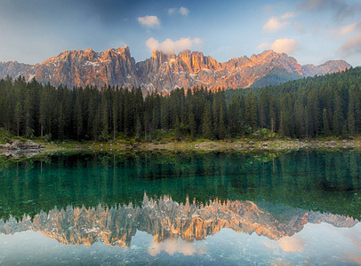 阿尔卑斯湖景观与白云岩 lago di carezza福里斯特山